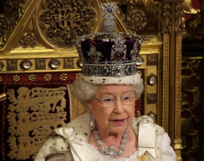 Το Πάσχα δεν ακυρώνεται είπε στο δεύτερο μήνυμα της σε μία εβδομάδα η βασίλισσα Ελισάβετ