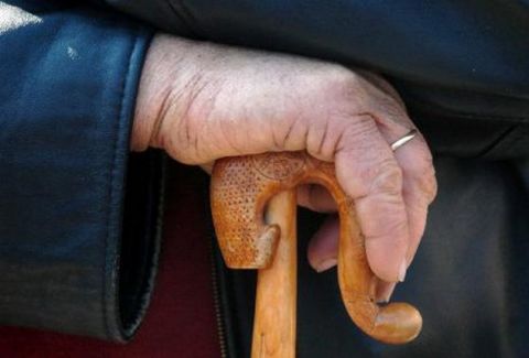 Άλιμος: Πρωτοφανές περιστατικό - Γιαγιάδες «έπαιξαν» ξύλο με μαγκούρες