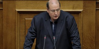 "Φίλια πυρά" στην κυβέρνηση - «Άτολμες οι προτάσεις ΣΥΡΙΖΑ για την Εκκλησία», λέει ο Φίλης
