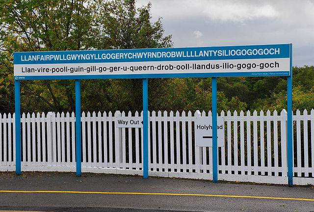 640px-Llanfairpwllgwyngyllgogerychwyrndrobwllllantysiliogogogoch-railway-station-sign-2011-09-21-GR2_1837a