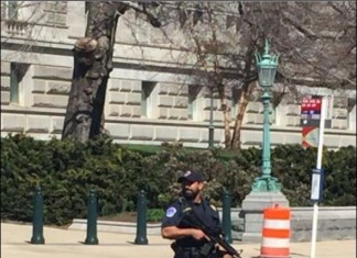ΗΠΑ: Αστυνομικοί τραβούν όπλα στο Καπιτώλιο για να προστατεύσουν βουλευτές και γερουσιαστές