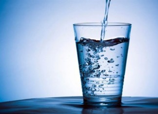 Οι κίνδυνοι που εμπεριέχει το νερό όταν μένει για ώρες στο ποτήρι