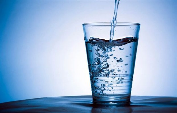 Οι κίνδυνοι που εμπεριέχει το νερό όταν μένει για ώρες στο ποτήρι