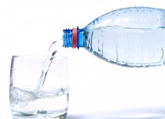 Δείτε γιατί δεν πρέπει ξαναγεμίζουμε με νερό τα πλαστικά μπουκάλια