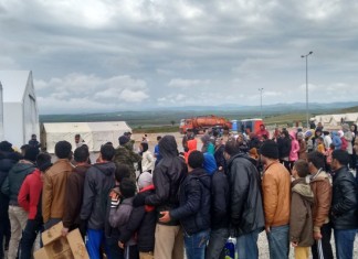 Σε εξέλιξη η επιχείρηση μετακίνησης 1.500 προσφύγων και μεταναστών από τη Λέσβο