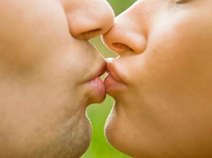 4 ασθένειες που μεταδίδονται με το φιλί