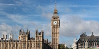 Βρετανία: Το Big Ben θα χτυπήσει τα μεσάνυχτα της Πρωτοχρονιάς
