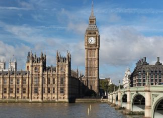 Βρετανία: Το Big Ben θα χτυπήσει τα μεσάνυχτα της Πρωτοχρονιάς