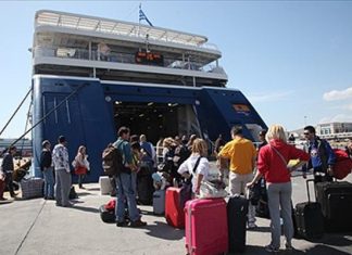 Η μεγάλη έξοδος - Χάος στον Πειραιά από τους χιλιάδες ταξιδιώτες