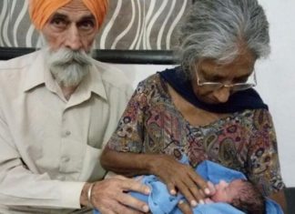 Ινδία, μητέρα, 70 ετών,