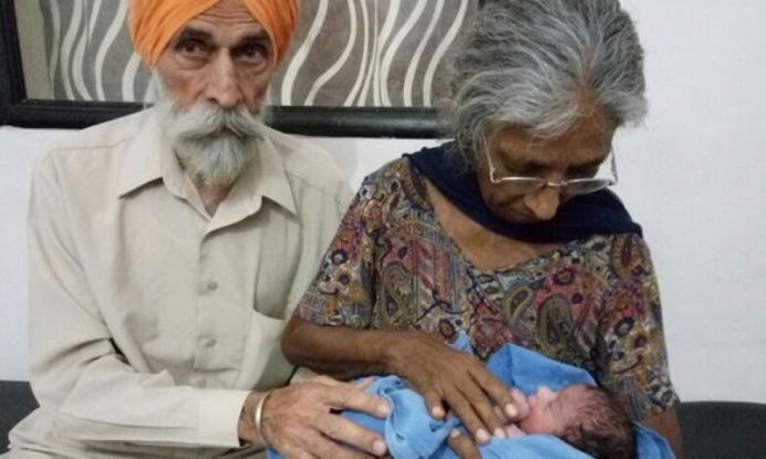 Ινδία, μητέρα, 70 ετών,