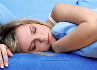 Έξι τρόποι για να κοιμηθείτε άνετα παρά τη ζέστη