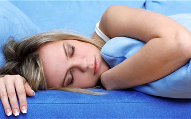Έξι τρόποι για να κοιμηθείτε άνετα παρά τη ζέστη