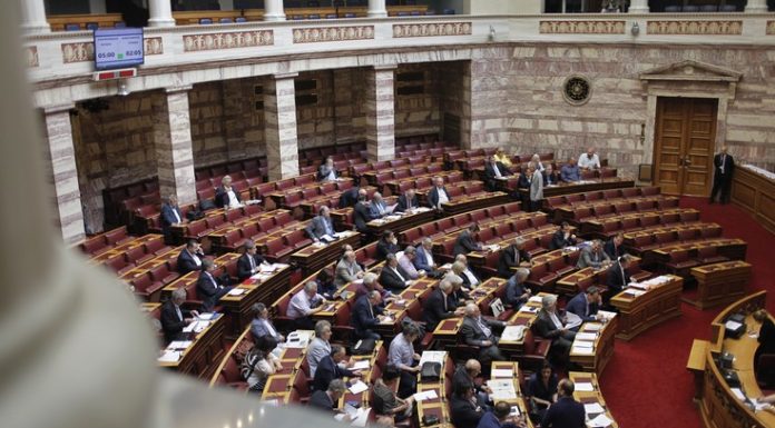 Βουλή: Η δήλωση Δρίτσα για τη 17 Νοέμβρη προκάλεσε νέο γύρο αντιπαράθεσης