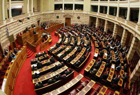 Βουλή: Στις επιτροπές το διυπουργικό νομοσχέδιο – Αντιδράσεις για το «επείγον»