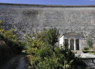 φράγμα Μαραθώνα, αρχαιοελληνικός ναός,