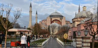 Αγιά Σοφιά: Γιατί οι «ισχυροί» αντιδρούν χλιαρά στις προκλητικές συμπεριφορές της Τουρκίας