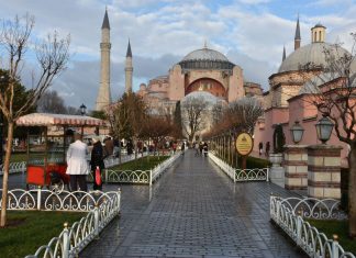 Αγιά Σοφιά: Γιατί οι «ισχυροί» αντιδρούν χλιαρά στις προκλητικές συμπεριφορές της Τουρκίας