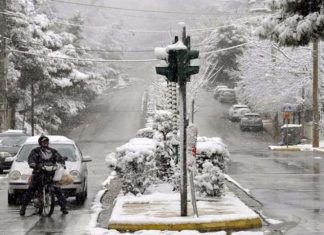 Καιρός: Ο «Φοίβος» φέρνει χιόνια στη Θεσσαλονίκη, σκόνη στην Αττική