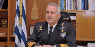 Δείτε το προφίλ του νέου υπουργού Άμυνας, ναύαρχου Αποστολάκη