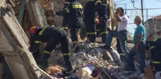 Σεισμός - Σμύρνη: Η στιγμή που διασώστες βγάζουν εγκλωβισμένο από τα συντρίμμια