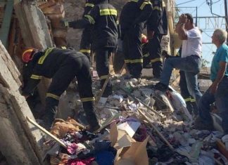 Σεισμός - Σμύρνη: Η στιγμή που διασώστες βγάζουν εγκλωβισμένο από τα συντρίμμια
