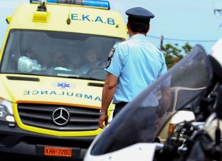 Οινόφυτα: Εγκλωβίστηκε οδηγός από ανατροπή φορτηγού