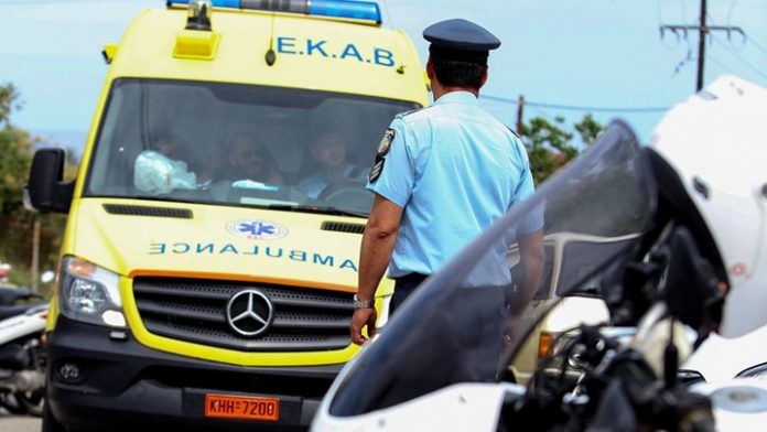 Οινόφυτα: Εγκλωβίστηκε οδηγός από ανατροπή φορτηγού