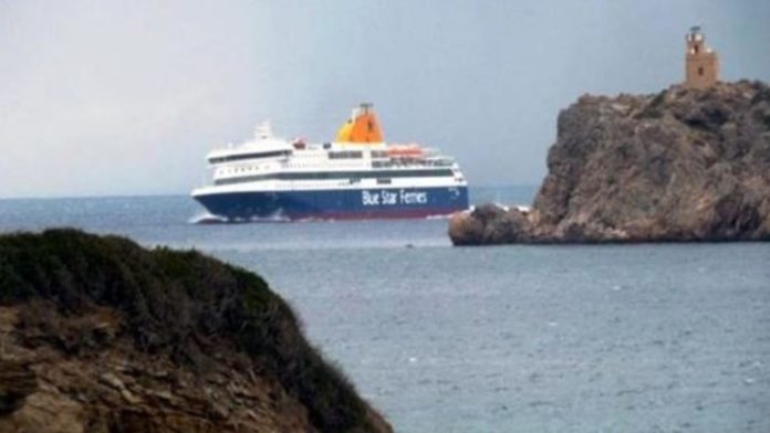 Blue Star Paros: Φόβος και ταλαιπωρία για τους επιβάτες μετά την πρόσκρουση στο λιμάνι της Σύρου