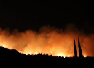 Ζάκυνθο: Μαίνονται δύο μεγάλες πυρκαγιές στα χωριά Κοιλιωμένος και Μαχαίραδο