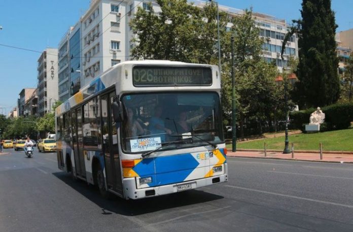 Λεωφορείο προσέκρουσε σε στάση στην οδό Φιλελλήνων - Τραυματίστηκε ελαφρά μια 39χρονη