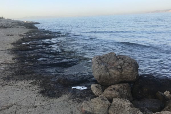 Πετρελαιοκηλίδα: Νέα απαγόρευση της κολύμβησης σε παραλίες της Αττικής