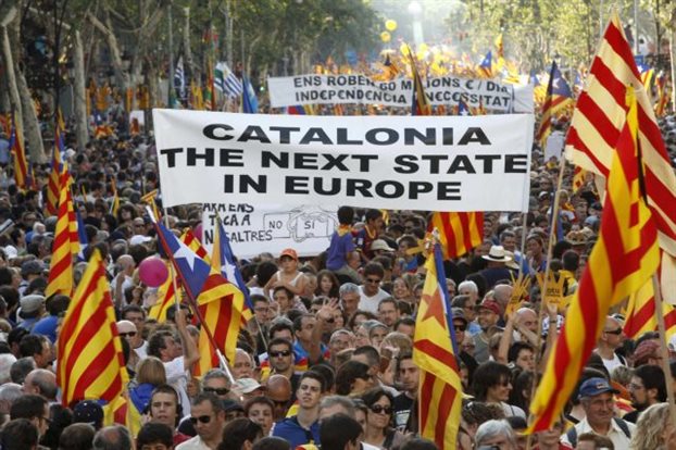 Με αναστολή της αυτονομίας της Καταλονίας το Σάββατο απειλεί η Μαδρίτη