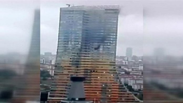 ΚΩΝΣΤΑΝΤΙΝΟΥΠΟΛΗ: Φωτιά σε ουρανοξύστη