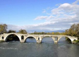 Η αναγκαιότητα, για την προστασία του ιστορικού γεφυριού, αναδείχθηκε με τις καταστροφικές πλημμύρες για την περιοχή, το 2015