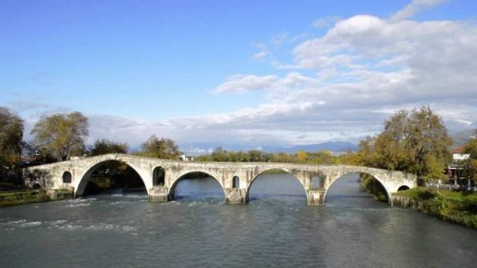 Η αναγκαιότητα, για την προστασία του ιστορικού γεφυριού, αναδείχθηκε με τις καταστροφικές πλημμύρες για την περιοχή, το 2015
