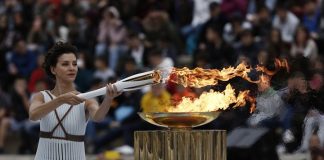 Λαμπρή τελετή παράδοσης της Ολυμπιακής Φλόγας στη Νότια Κορέα