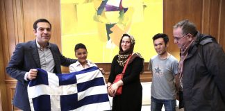 Ο Αλ. Τσίπρας δώρισε στον μικρό Αμίρ την ελληνική σημαία
