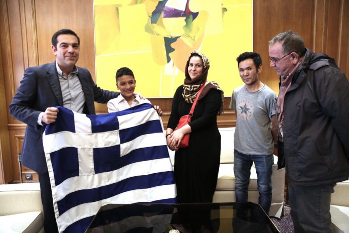 Ο Αλ. Τσίπρας δώρισε στον μικρό Αμίρ την ελληνική σημαία