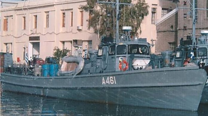 Πόρος: Προσάραξε πλοίο του πολεμικού ναυτικού