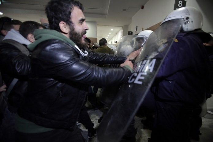Ξύλο, χημικά και τραυματισμοί στο Ειρηνοδικείο Αθηνών για τους πλειστηριασμούς