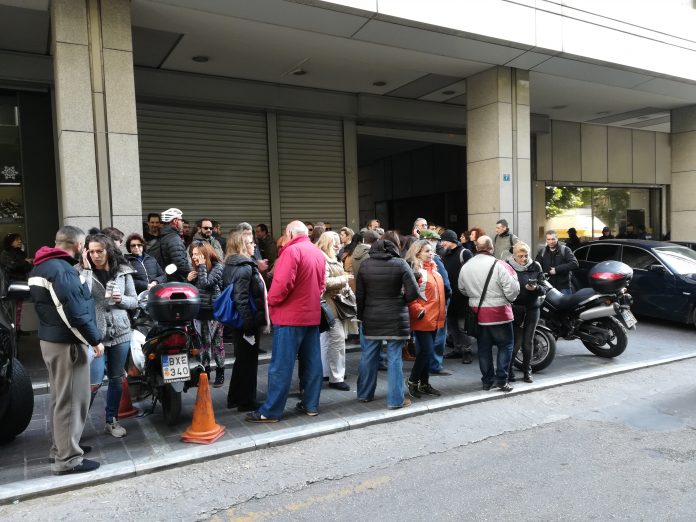 Συγκέντρωση διαμαρτυρίας των εργαζομένων στον Αθήνα 9.84 στο υπ. Οικονομικών 