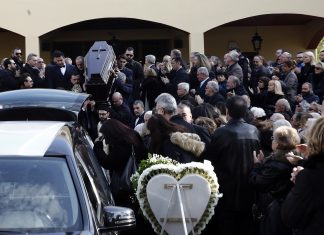 Συγκίνηση στην κηδεία του δημοσιογράφου Βασίλη Μπεσκένη