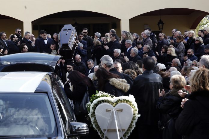Συγκίνηση στην κηδεία του δημοσιογράφου Βασίλη Μπεσκένη