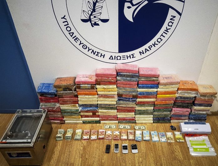 Ντοκουμέντο: Η στιγμή της σύλληψης του Σέρβου με τα 135 κιλά κοκαΐνης στη Βάρκιζα