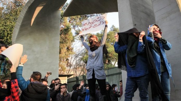 Ιράν: Δέκα οι νεκροί κατά τις διαδηλώσεις