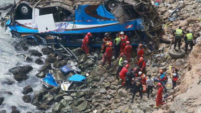 Περού: Τουλάχιστον 25 νεκροί από πτώση λεωφορείου σε χαράδρα