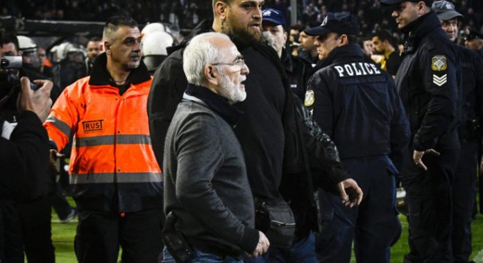 Με όπλο μπήκε στο γήπεδο ο Ιβάν Σαββίδης