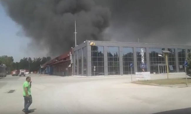 Ξάνθη: Πυρκαγιά σε εργοστάσιο μπαταριών – Εκκενώνονται οικισμοί