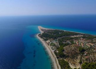 Έχετε πάει στη μοναδική ελληνική παραλία που αλλάζει σχήμα και.. εξαφανίζεται;